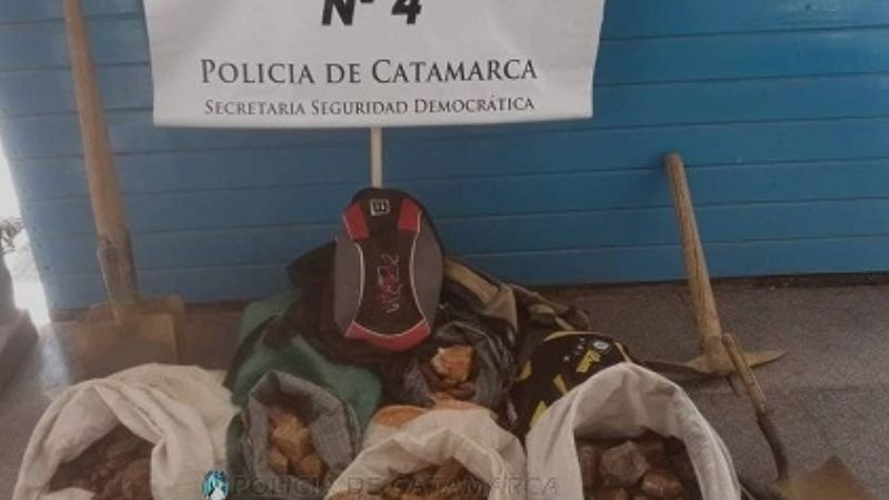 Detienen a 5 personas con más de 100 kilos de rodocrosita en Andalgalá