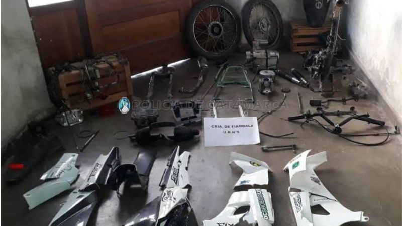 Tres jóvenes detenidos y secuestro de motopartes enterradas