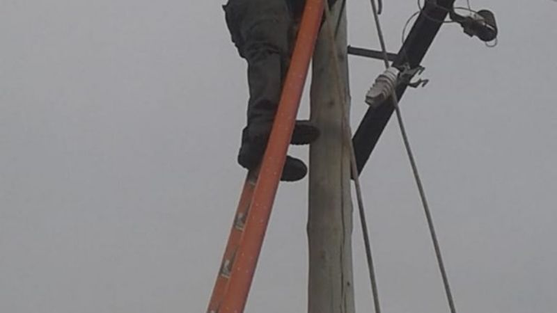 Fuerte viento derribó postes en Belén