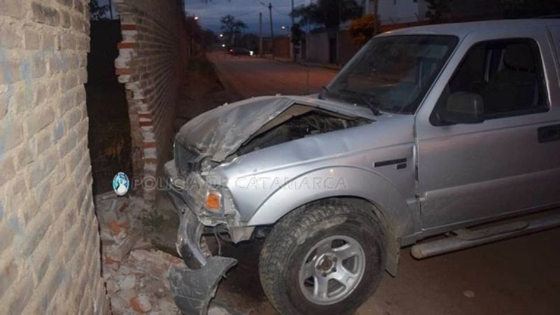 Se incrustó en una medianera