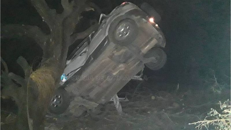 Automovilista se salió de la ruta y quedó colgando de un árbol