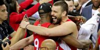 LOS ESPAÑOLES Marc Gasol y Serge Ibaka en el festejo de los Raptors.