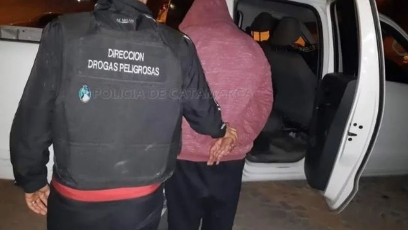 Arrestan a un hombre y dos jóvenes con droga