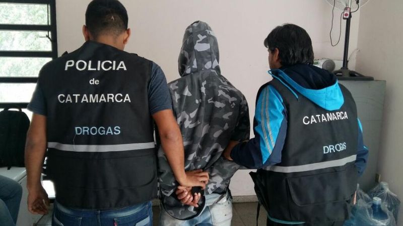 Jóvenes detenidos con una balanza digital y droga