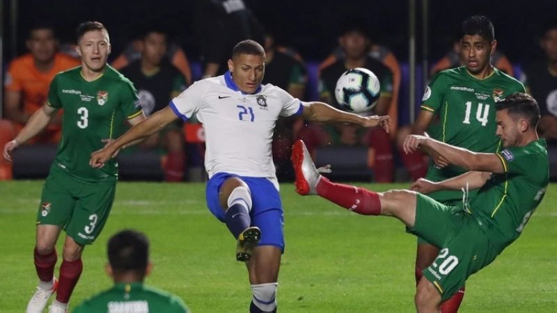 Sufrió un tiempo, pero al final Brasil goleó 3-0 a Bolivia