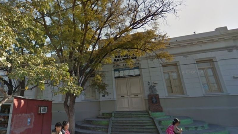 Agredió a golpes de puño a su hijo a la salida de una escuela