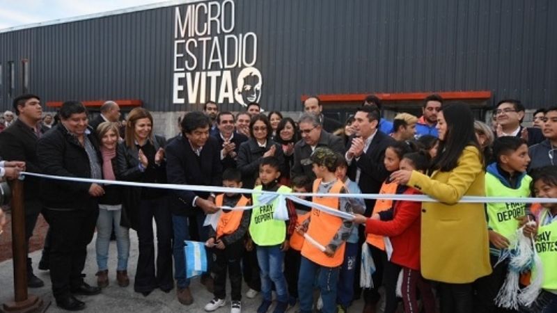 Corpacci participó de la inauguración de un Polideportivo en Fray M. Esquiú