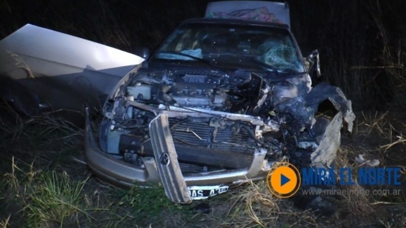 Quilino: un Toyota quedó destrozado tras impactar un camión de gran porte