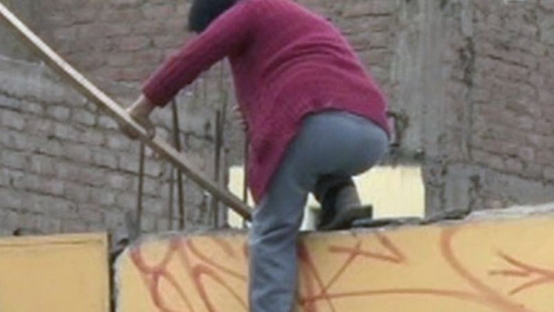 Descubren a una mujer en el techo, con elementos robados