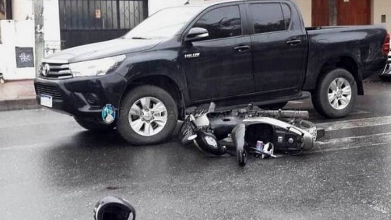 Motociclista casi termina debajo de una camioneta