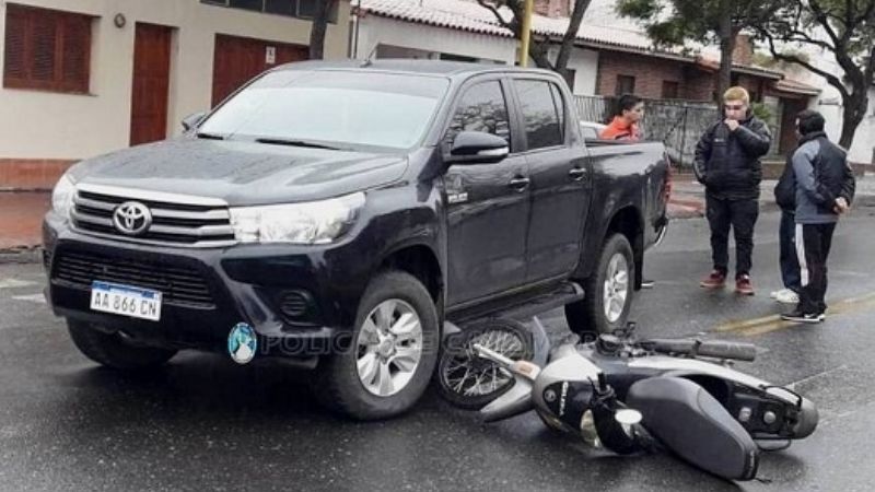 Motociclista casi termina debajo de una camioneta