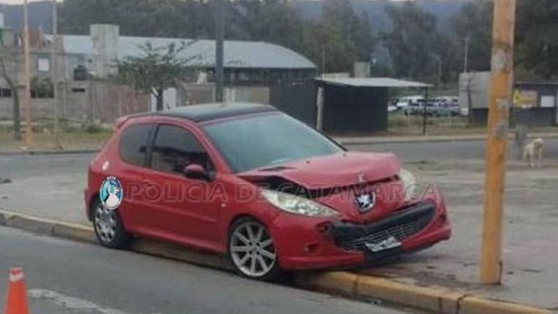 Manejaba borracho y chocó contra un poste de alumbrado público