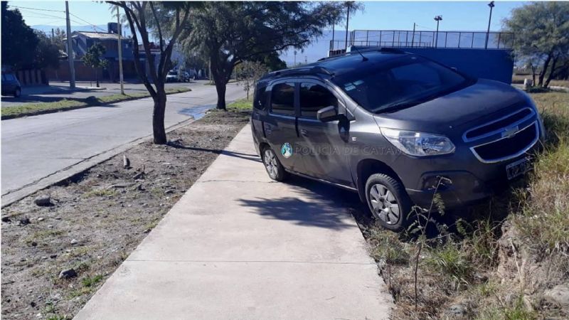 Perdió el control y chocó contra un montículo de tierra