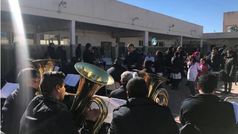 La Banda de Música de la Policía brindó una retreta en una escuela