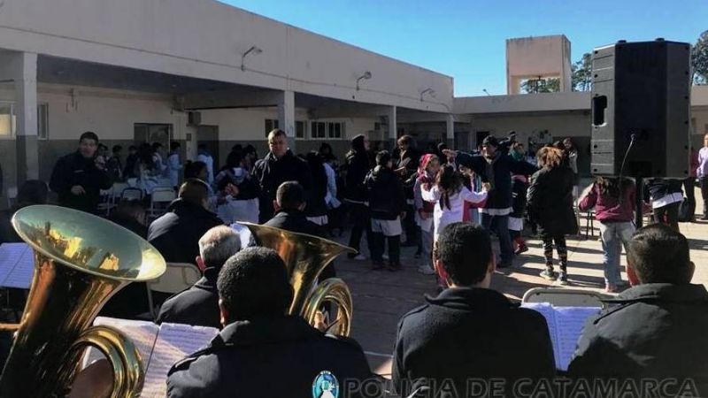 La Banda de Música de la Policía brindó una retreta en una escuela