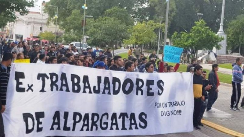 Despedidos de Alpargatas amenazan con instalar una carpa