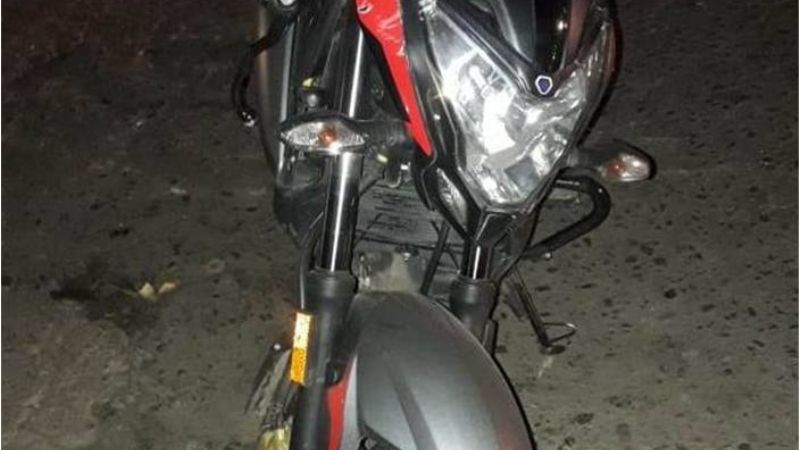 Se cayeron de la moto y el conductor escapó abandonado a su acompañante