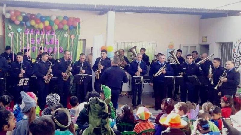 La Banda de Música de la Policía brindó una retreta en una escuela