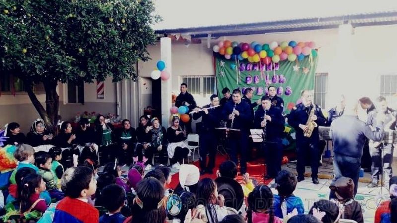 La Banda de Música de la Policía brindó una retreta en una escuela