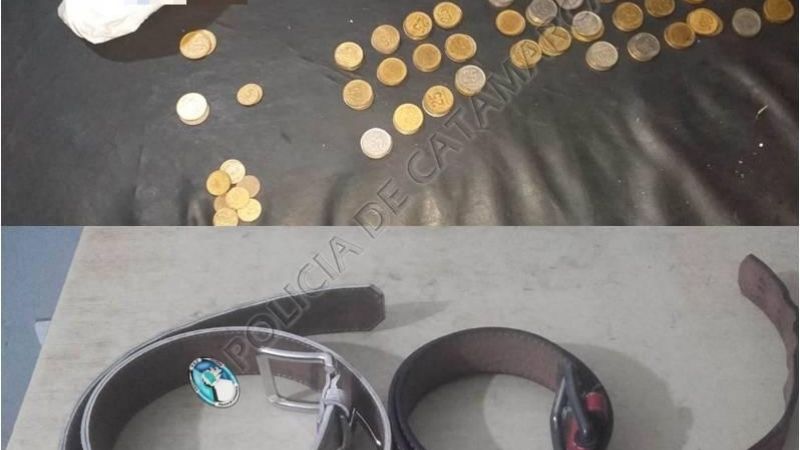 Aprehenden a un joven con una bolsa de monedas y dos cintos