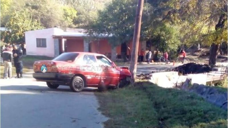 Jóvenes heridos tras chocar el auto contra un poste