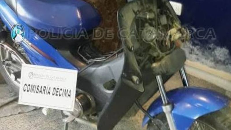 Sorprenden a dos ladrones desarmando una moto, uno escapó