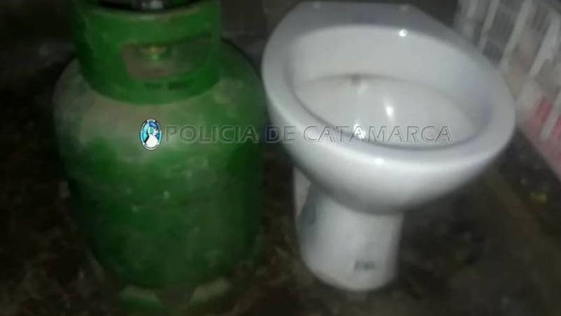Vecinos le robaron una garrafa y un inodoro