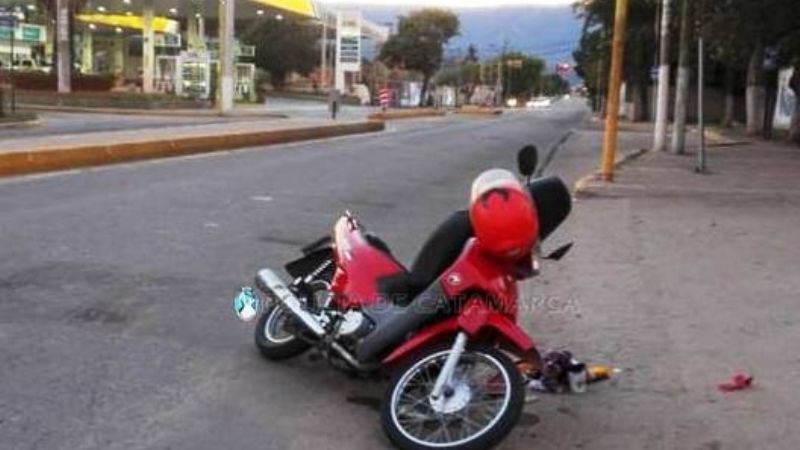 Mujer se cayó de la moto y tuvo que ser asistida