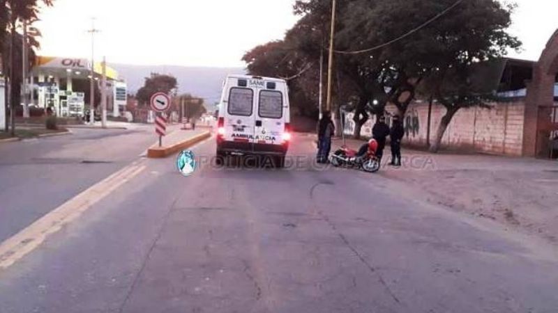 Mujer se cayó de la moto y tuvo que ser asistida