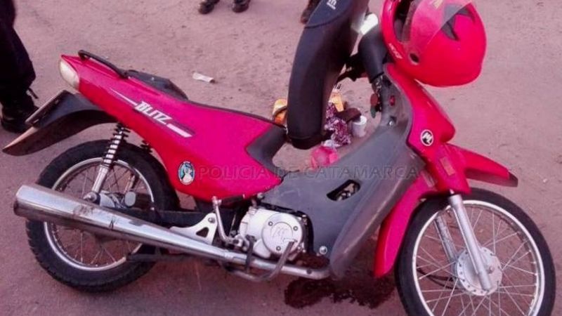Mujer se cayó de la moto y tuvo que ser asistida