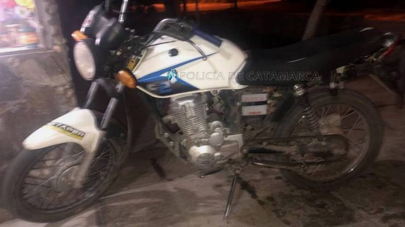 Secuestran una moto, droga y arrestan a dos personas