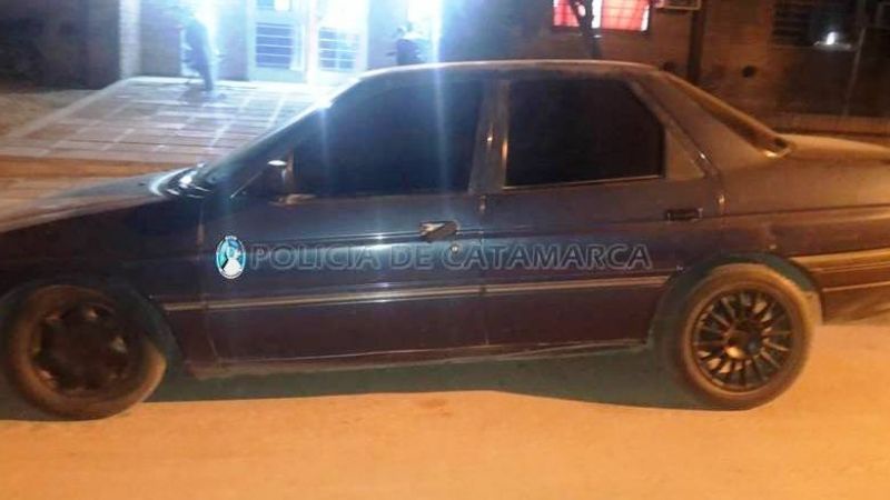 Cuatro jóvenes arrestados con droga y auto secuestrado