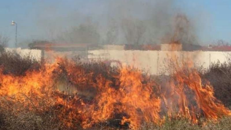 Incendio de pastizales en un descampado