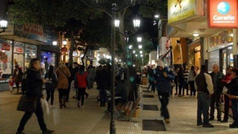 Dos aprehendidos por intentar robar ropa en un local del centro