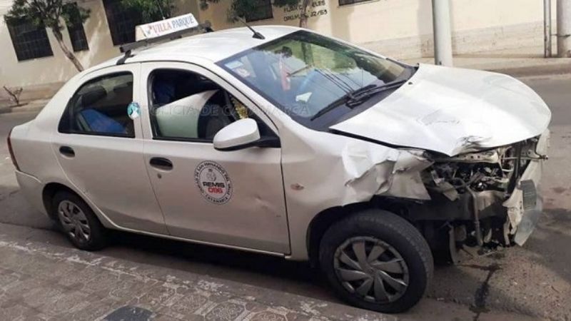 Violento choque entre una moto y un remis