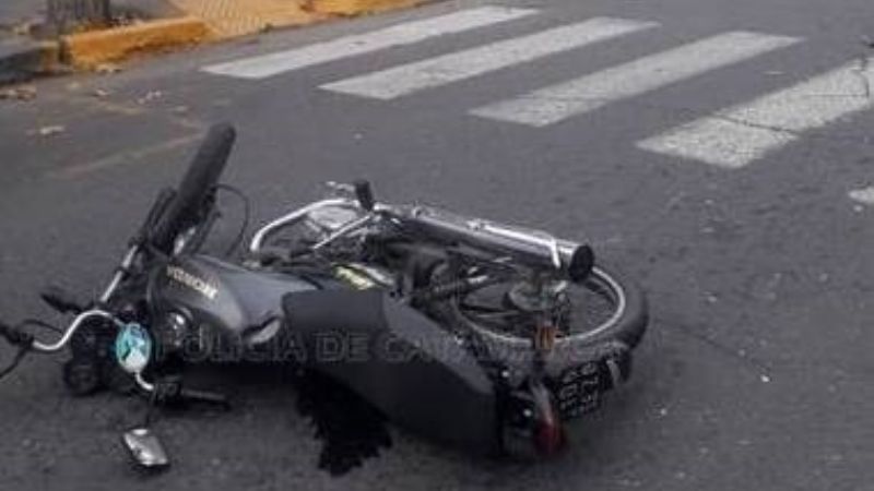Violento choque entre una moto y un remis