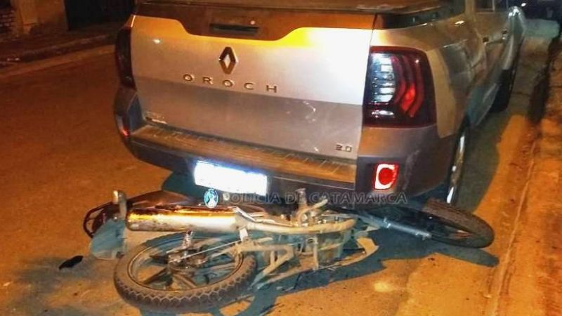 Motociclista perdió el control y chocó contra dos autos estacionados