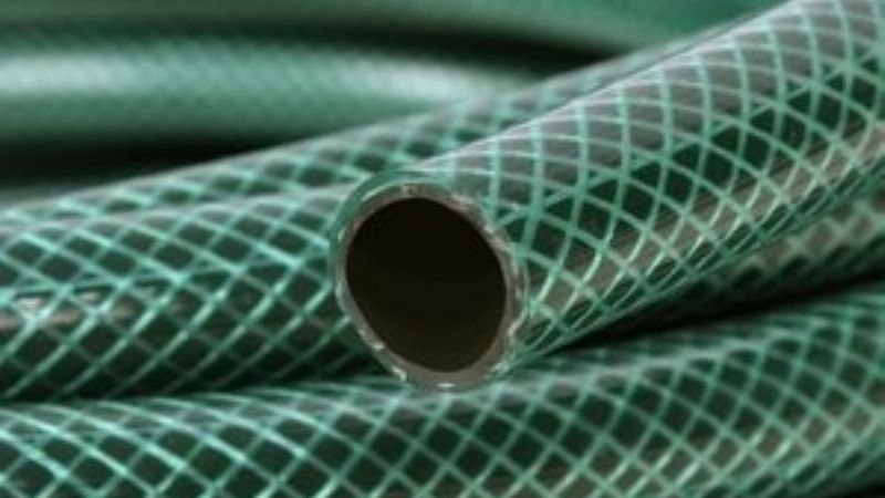 Atrapan a un ladrón que robó una maguera de riego