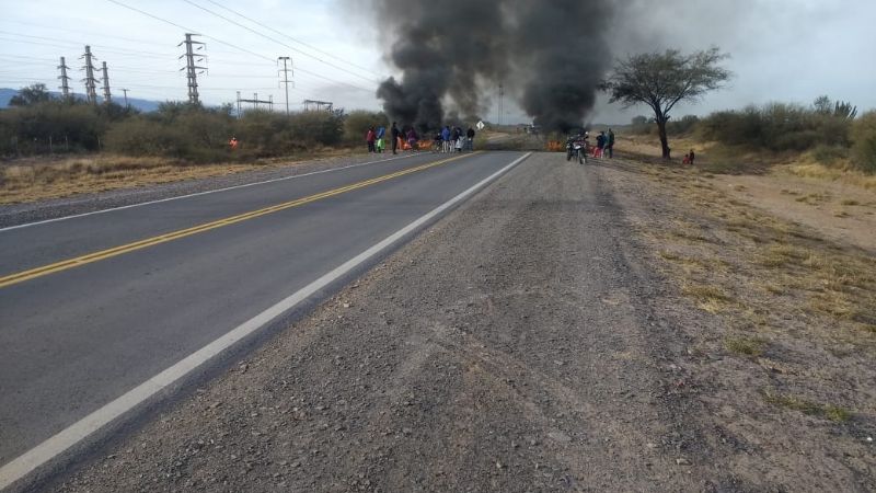 Piden trabajo con un piquete en la ruta 60