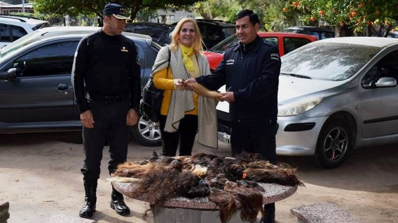 La Policía donó cabello a la Fundación Soles