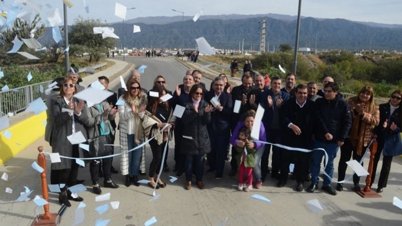 La Gobernadora inauguró el segundo puente de Valle Chico