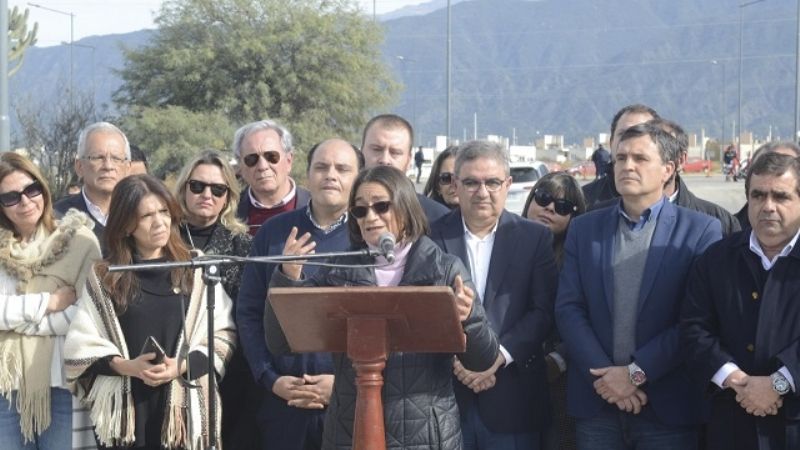 La Gobernadora inauguró el segundo puente de Valle Chico