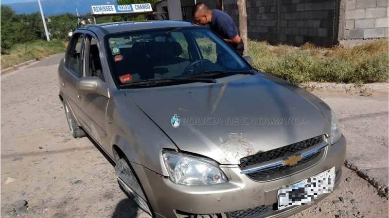 Intentó ingresar a un remis por la ventanilla y después quiso escapar