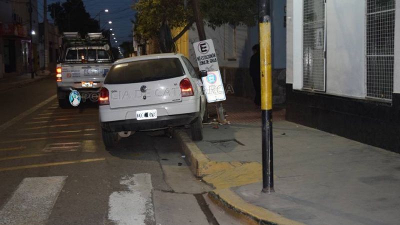 Perdió el control del auto y chocó contra un poste de luz