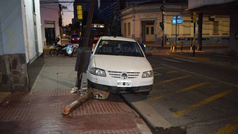 Perdió el control del auto y chocó contra un poste de luz