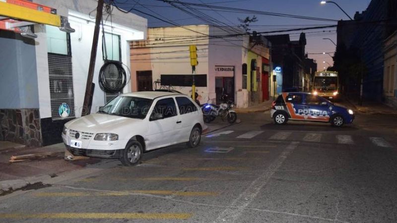 Perdió el control del auto y chocó contra un poste de luz