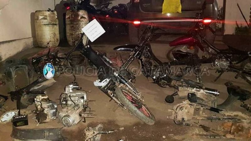 Secuestran motopartes, aprehenden a tres jóvenes y demoran a cuatro menores