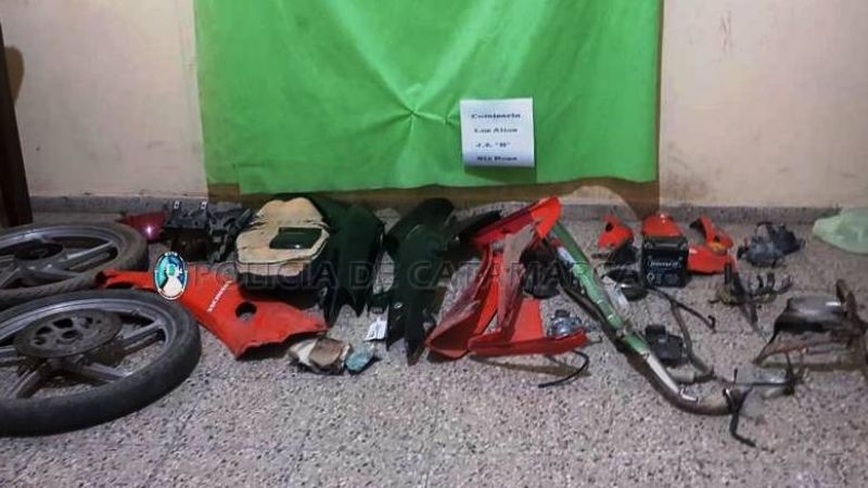Secuestran motopartes, aprehenden a tres jóvenes y demoran a cuatro menores