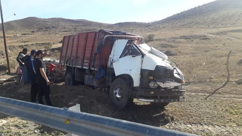 Tras un vuelco, rescataron un camión cargado de papas