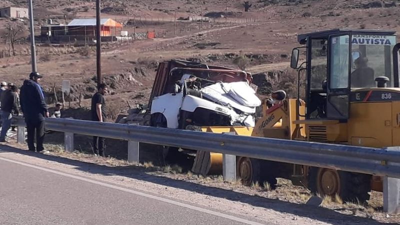 Tras un vuelco, rescataron un camión cargado de papas